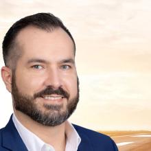 roberto santiago headshot